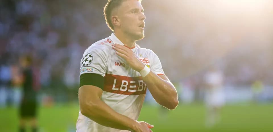 Jugador celebrando un gol en el campo de fútbol