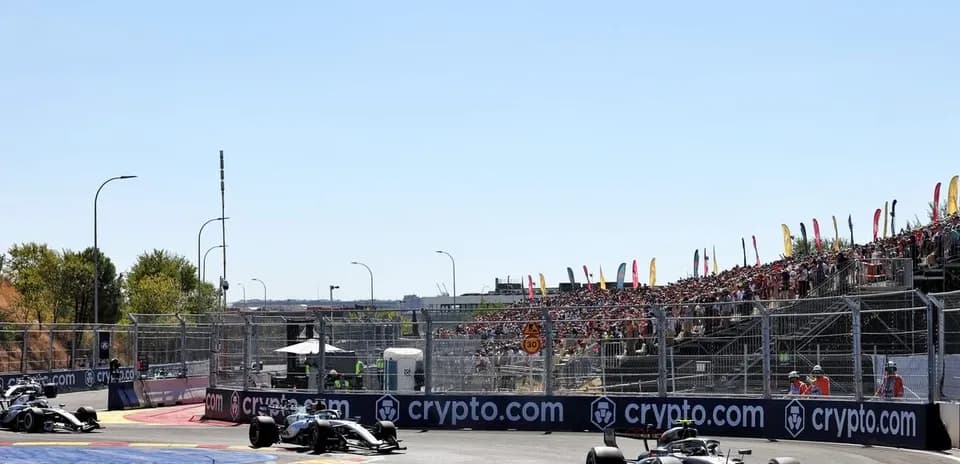 Dos coches de Fórmula 1 en una curva durante carrera