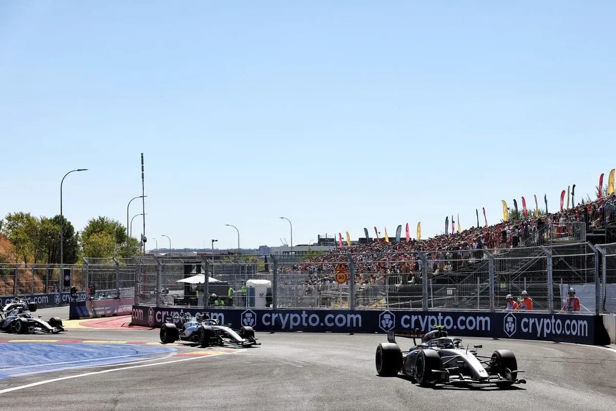 Dos coches de Fórmula 1 en una curva durante carrera