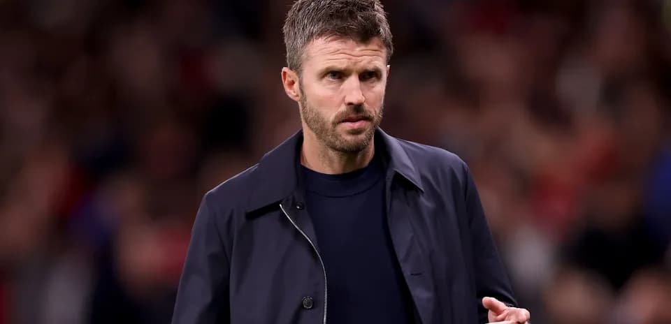 Entrenador dirigiéndose al equipo durante el partido