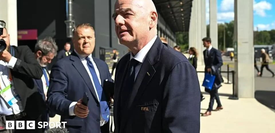 Gianni Infantino hablando en evento con periodistas