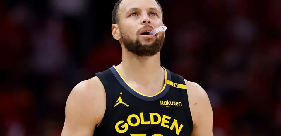 Jugador de baloncesto mirando hacia arriba en cancha