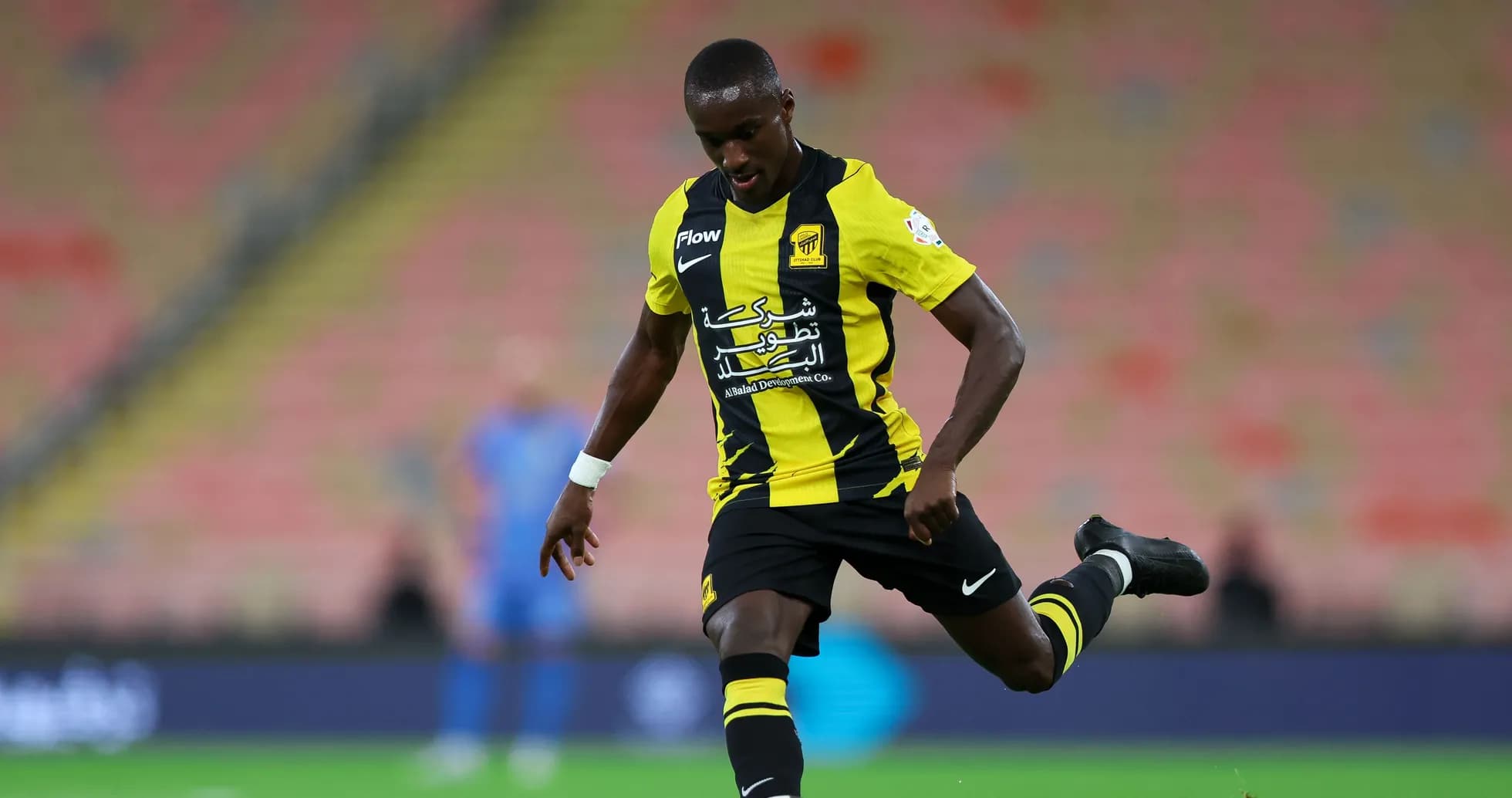 Jugador de Al Ittihad golpeando el balón en el campo