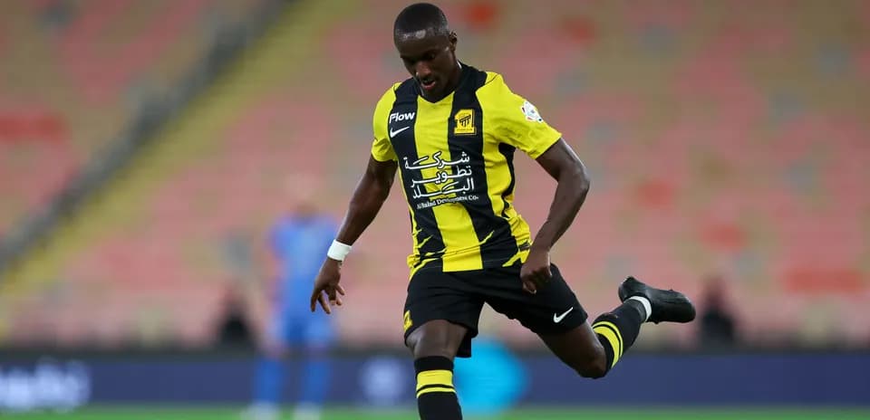 Jugador de Al Ittihad golpeando el balón en el campo