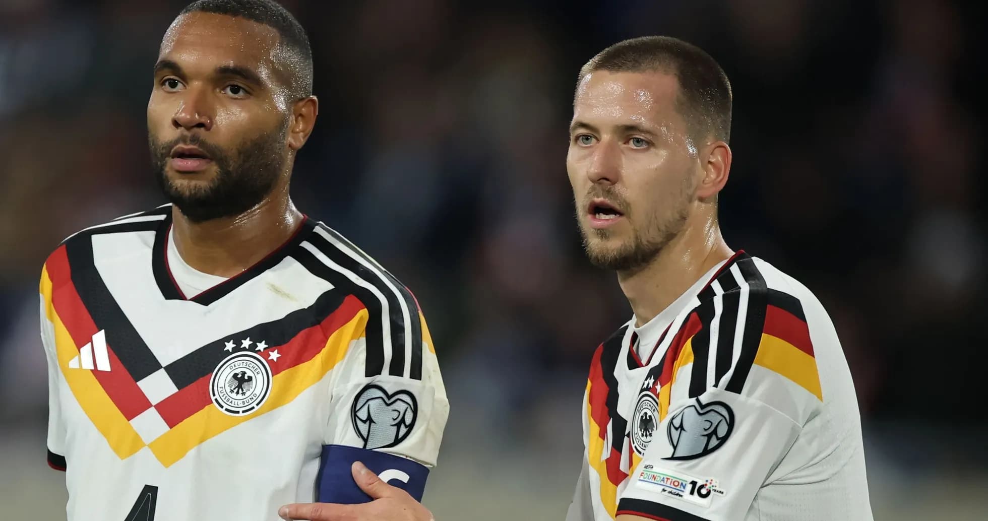 Dos jugadores de Alemania en el campo durante un partido