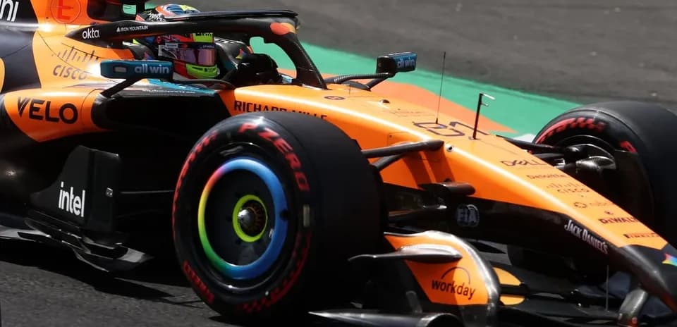 Coche de Fórmula 1 de McLaren en la pista
