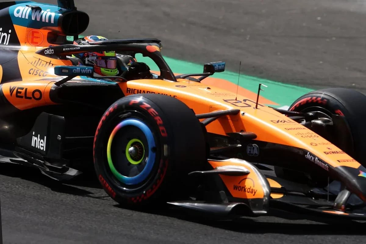 Coche de Fórmula 1 de McLaren en la pista