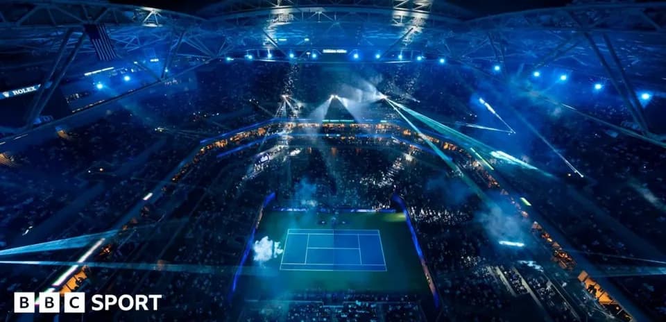 Vista aérea del estadio iluminado durante un evento de tenis