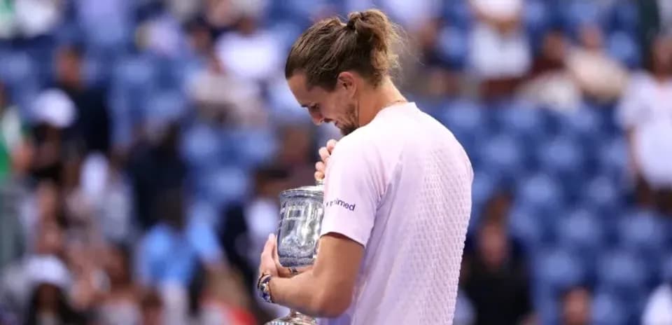 Jugador sosteniendo trofeo en ceremonia de premiación