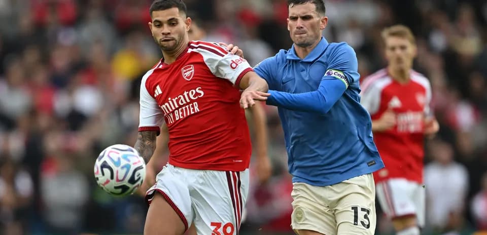 Jugador de Arsenal persiguiendo el balón en partido