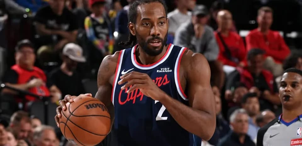Kawhi Leonard dribbling the ball during game