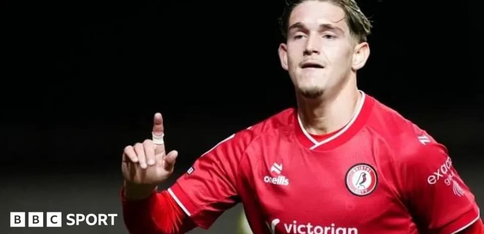 Jugador celebrando gol con camiseta roja