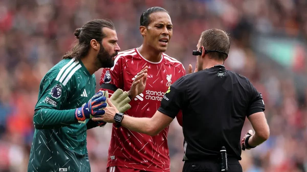 Jugadores de Liverpool discutiendo con el árbitro