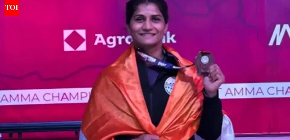 Atleta sosteniendo medalla con bandera en el podio