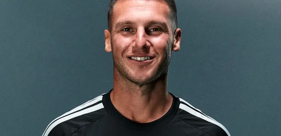 Jugador sonriendo en camiseta de entrenamiento negra