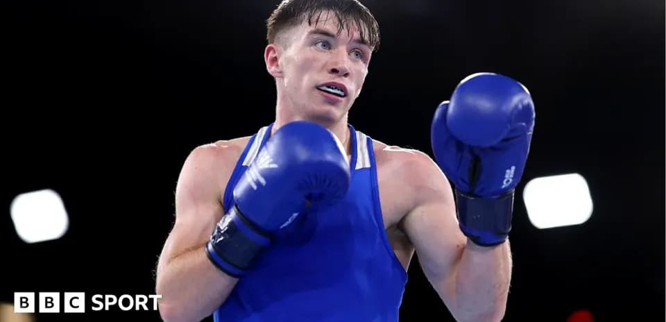 Boxeador en acción con guantes azules en el ring