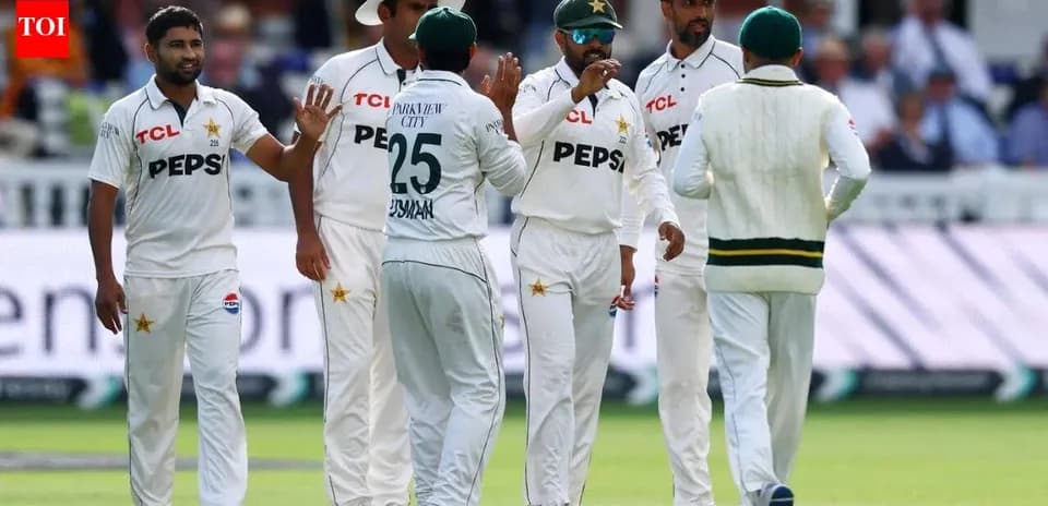 Jugadores de Pakistán celebrando después de un wicket