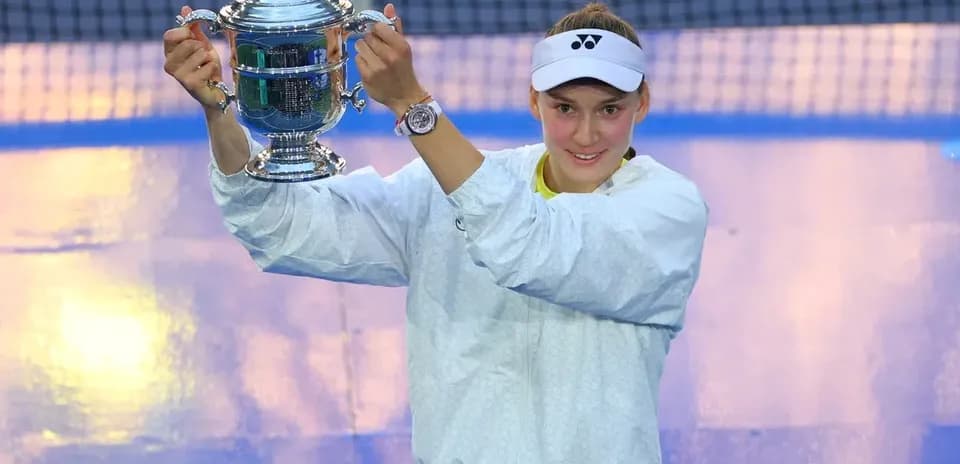 Jugadora sosteniendo trofeo en la cancha de tenis