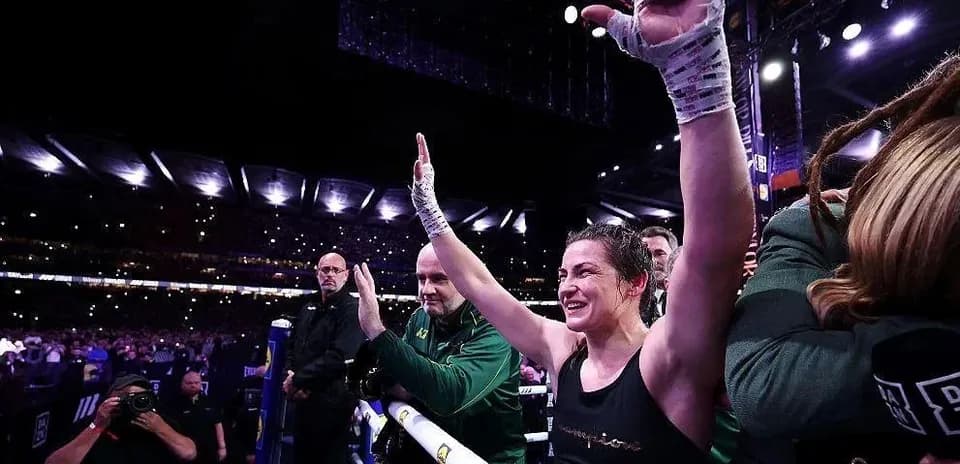 Boxeadora celebrando con los brazos levantados