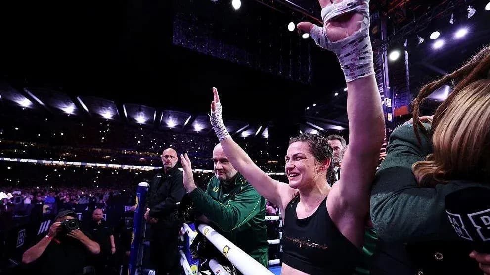 Boxeadora celebrando con los brazos levantados