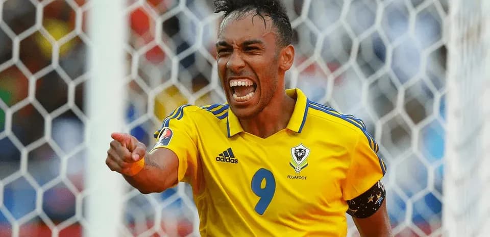 Jugador celebrando un gol en la cancha