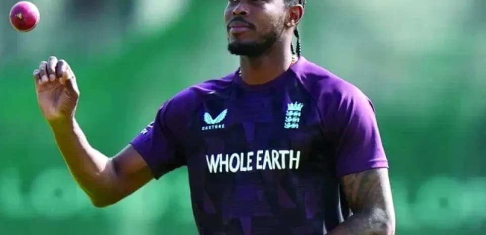 Jugador de cricket lanzando una pelota en entrenamiento