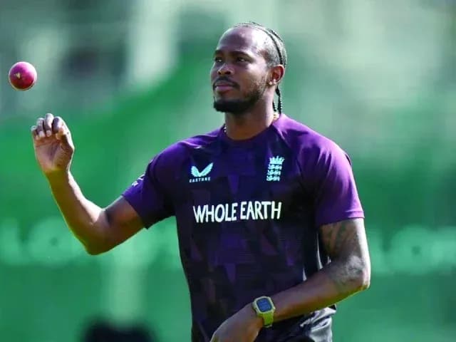 Jugador de cricket lanzando una pelota en entrenamiento