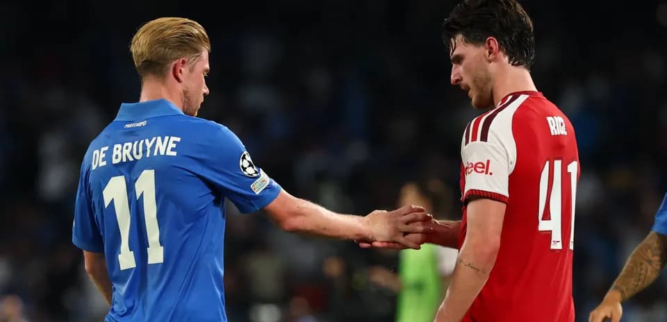 Jugadores De Bruyne y Rice estrechando manos en el campo
