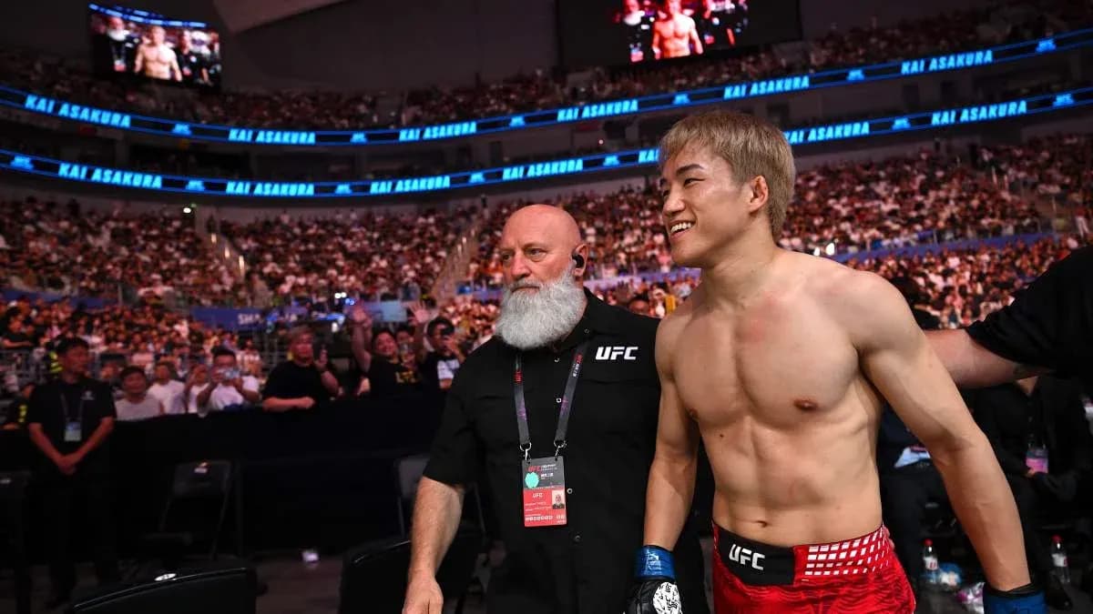 Kai Asakura ingresando al octágono con su equipo