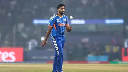 Jugador de cricket lanzando la pelota en el campo
