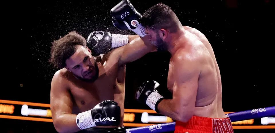 Dos boxeadores intercambiando golpes en el ring