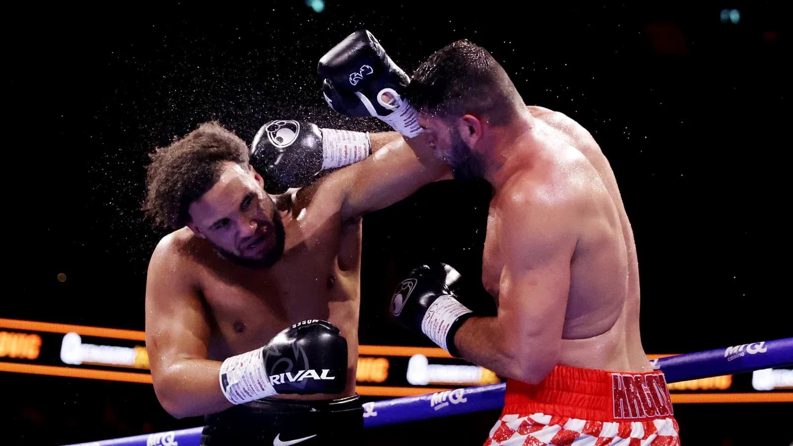 Dos boxeadores intercambiando golpes en el ring