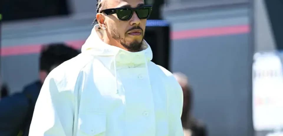 Lewis Hamilton llegando a un evento con gafas de sol