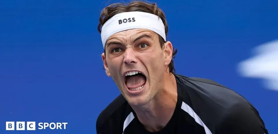 Jugador de tenis gritando en la cancha