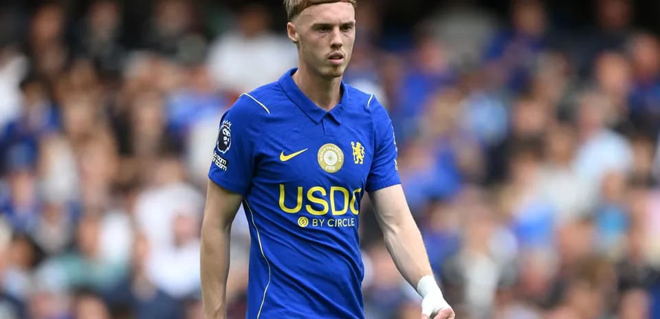 Jugador de Chelsea caminando en el campo durante partido