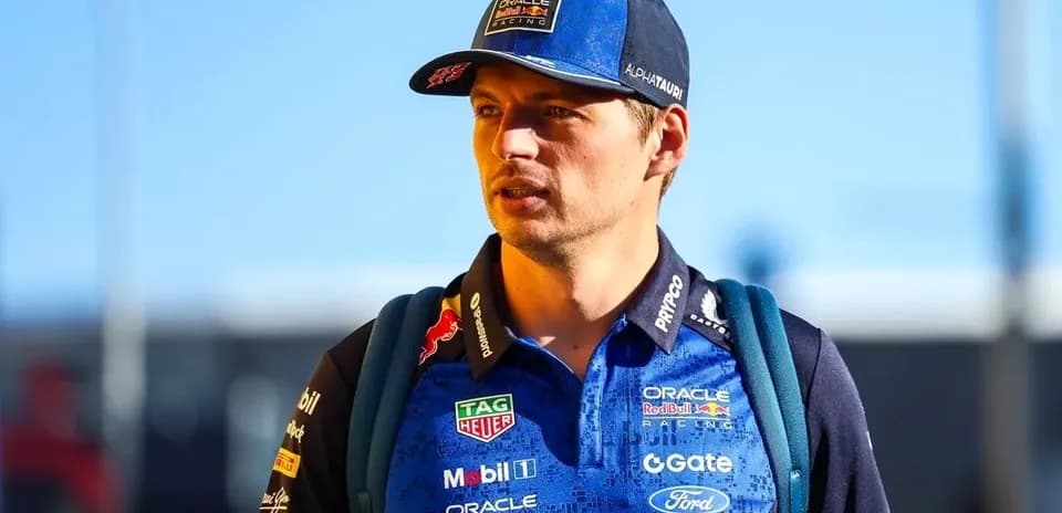 Piloto de Fórmula 1 con uniforme y gorra
