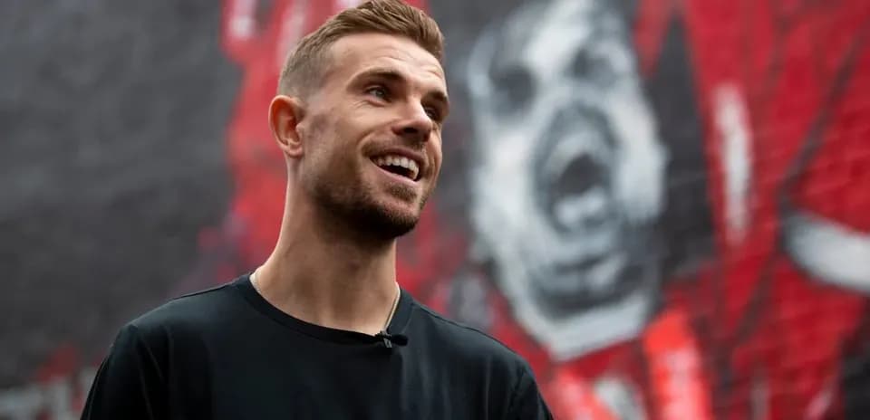 Jugador sonriendo frente a un mural de fondo