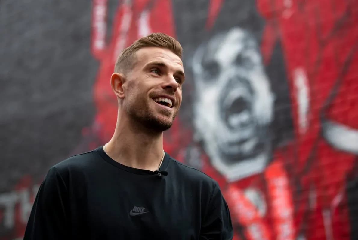 Jugador sonriendo frente a un mural de fondo