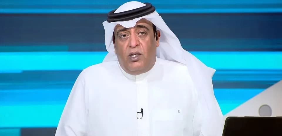 Presentador hablando en un programa de televisión