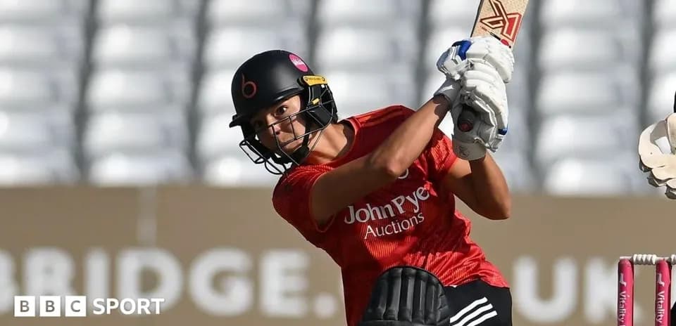 Jugadora de cricket bateando durante el entrenamiento