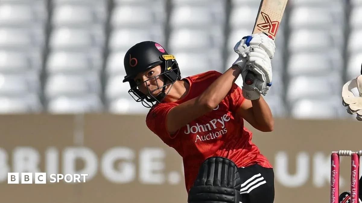 Jugadora de cricket bateando durante el entrenamiento