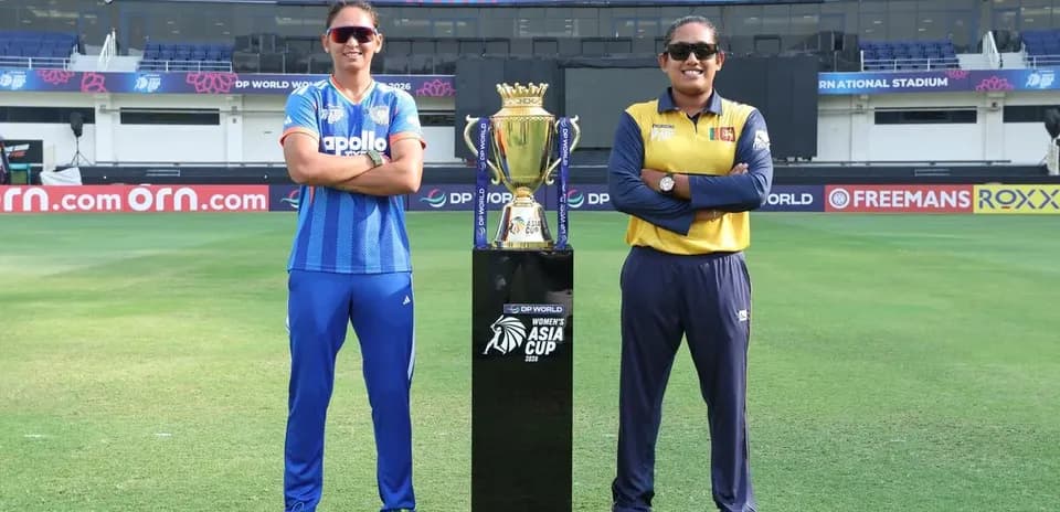 Capitanas de equipos de cricket junto al trofeo
