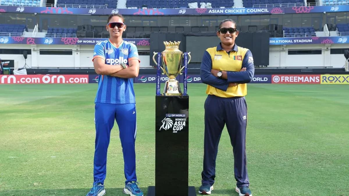 Capitanas de equipos de cricket junto al trofeo