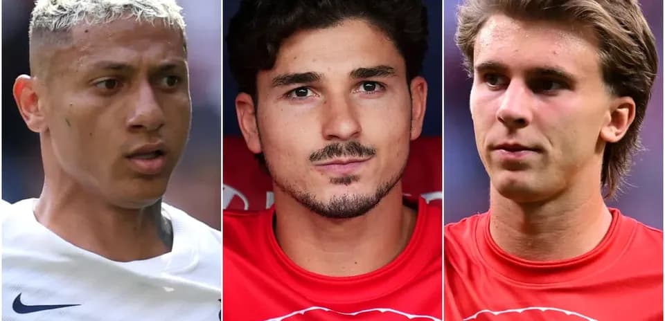 Tres jugadores de fútbol en diferentes poses