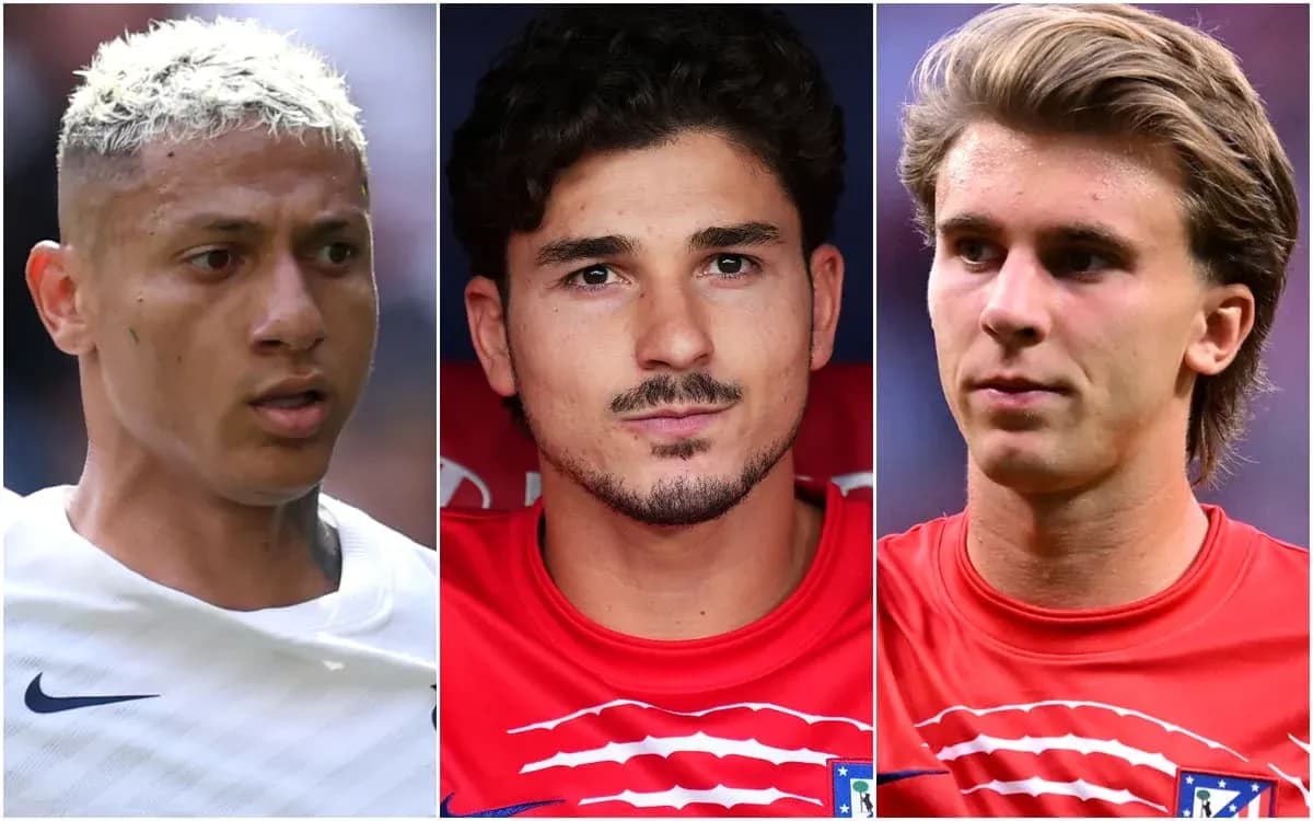 Tres jugadores de fútbol en diferentes poses
