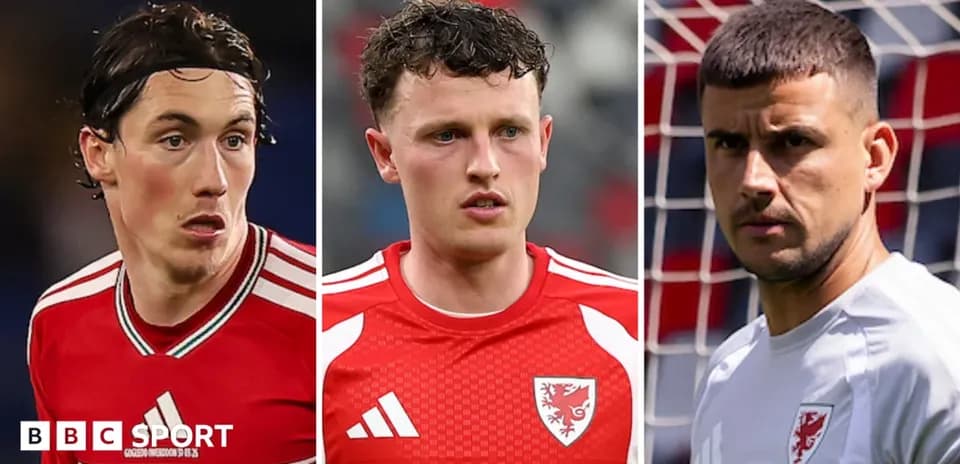 Tres jugadores de Gales en uniforme de fútbol
