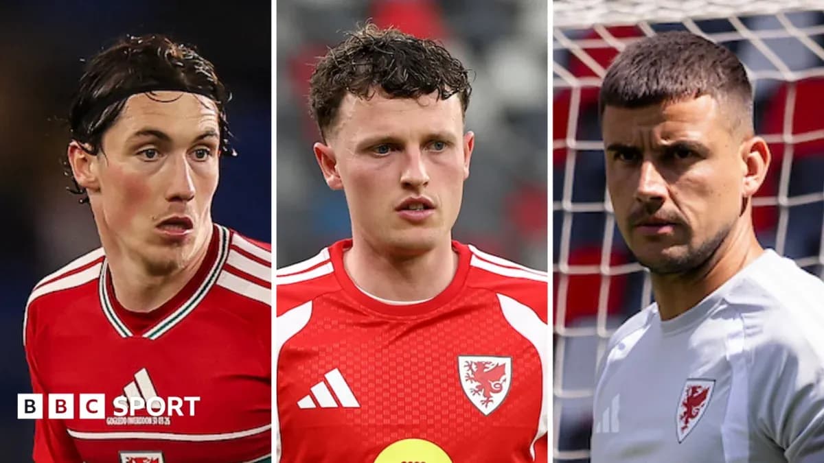 Tres jugadores de Gales en uniforme de fútbol