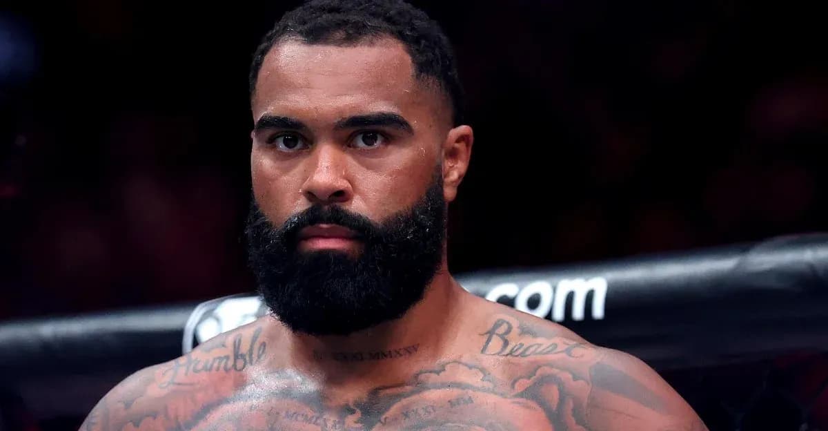 Luchador con barba en el ring de combate