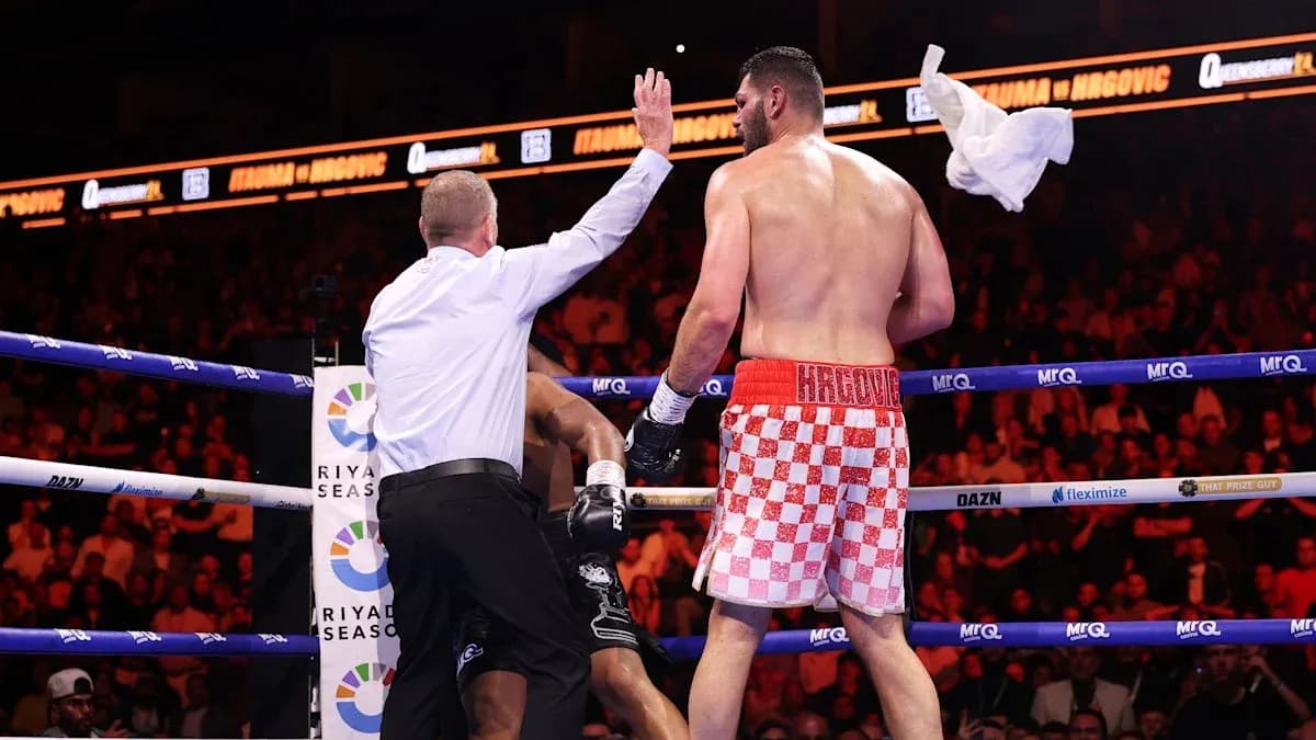 Árbitro detiene la pelea en el ring de boxeo