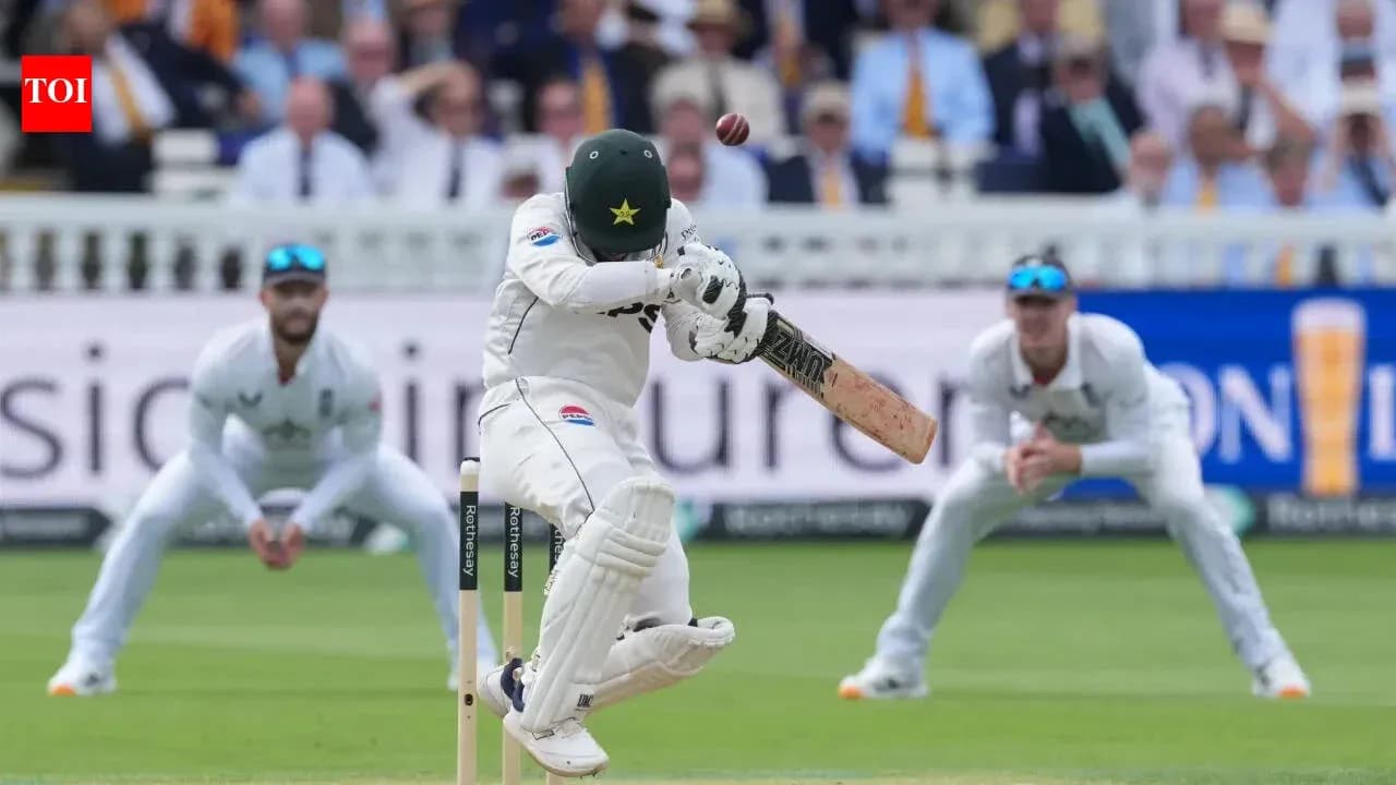 Bateador de Pakistán esquivando una bola en el cricket